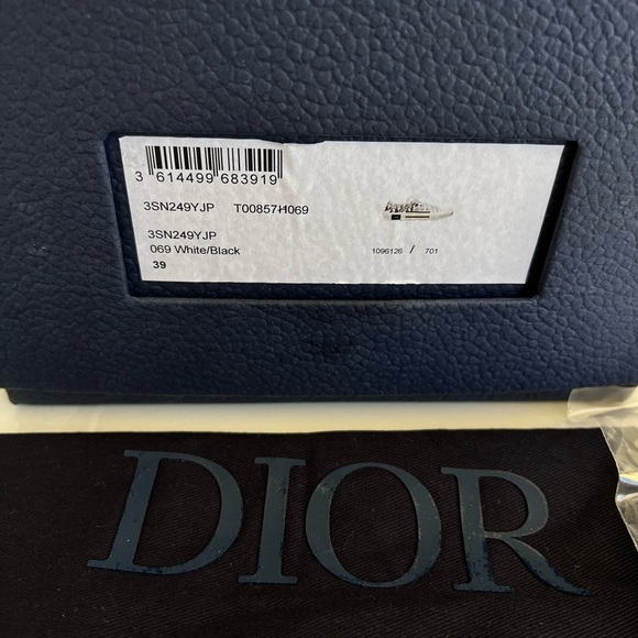 Dior Men’s Sneaker White/Blk B23 LOW-TOP SNEAKER
Dior Oblique Canvas. Si… - Picture 15 of 15